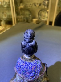 Een Chinese famille rose figuur van een dame op lotustroon, 19e eeuw